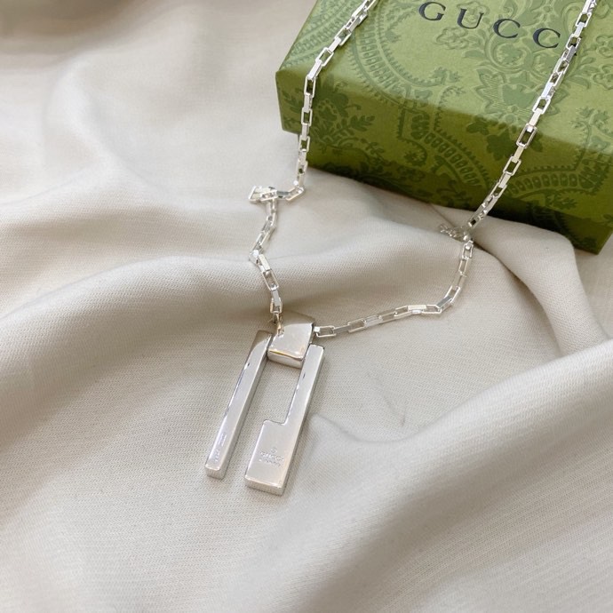 G*u*i necklaces